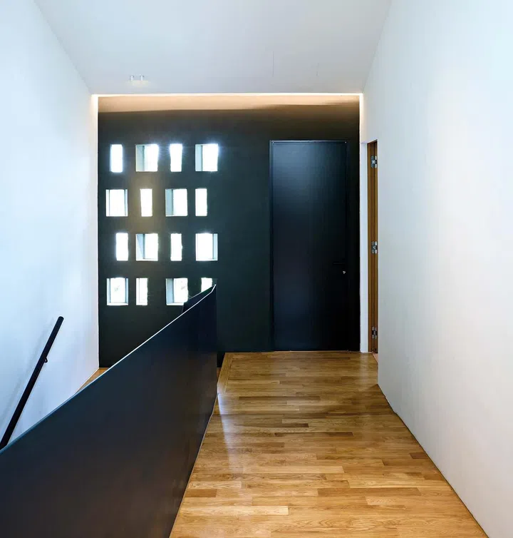 Taking into account the daughter’s need for greater privacy, a gentle ramp demarcates the space between the guest room in front and
her room at the rear.