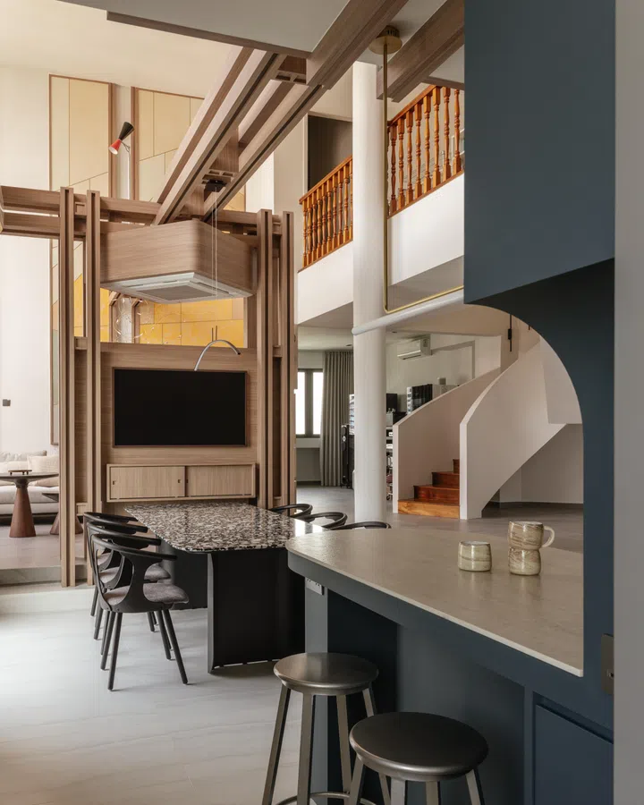 Integrated into the axis, the suspended cassette helps define two corridors, reinforcing circulation between dining and living.