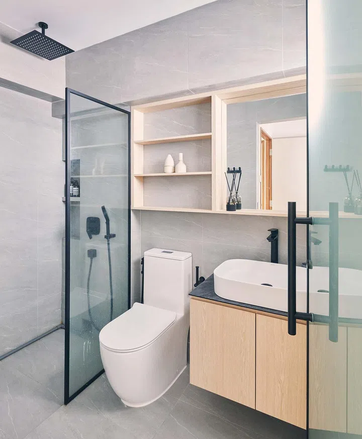 The bathroom's
shallow open
cabinet helps to
keep track of the
displayed items.