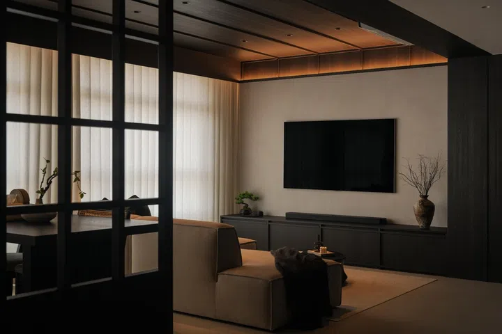 The home’s defining idea is contrast—dark timber ceilings and beams are balanced with pale walls, soft furnishings and natural light to create warmth without heaviness.