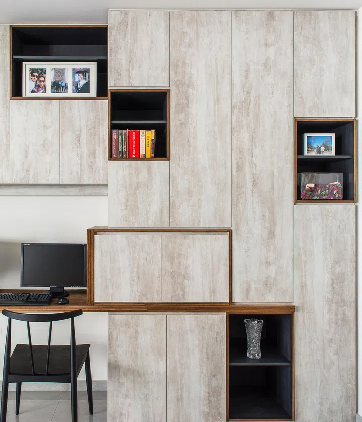 We accommodated a study in the living hall with a series of shelves built around the table to make full use of the height of the wall.