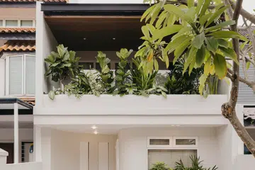 The front door is angled for privacy reasons. The shape of the house is very Tulum-come-Art Deco. Image credits