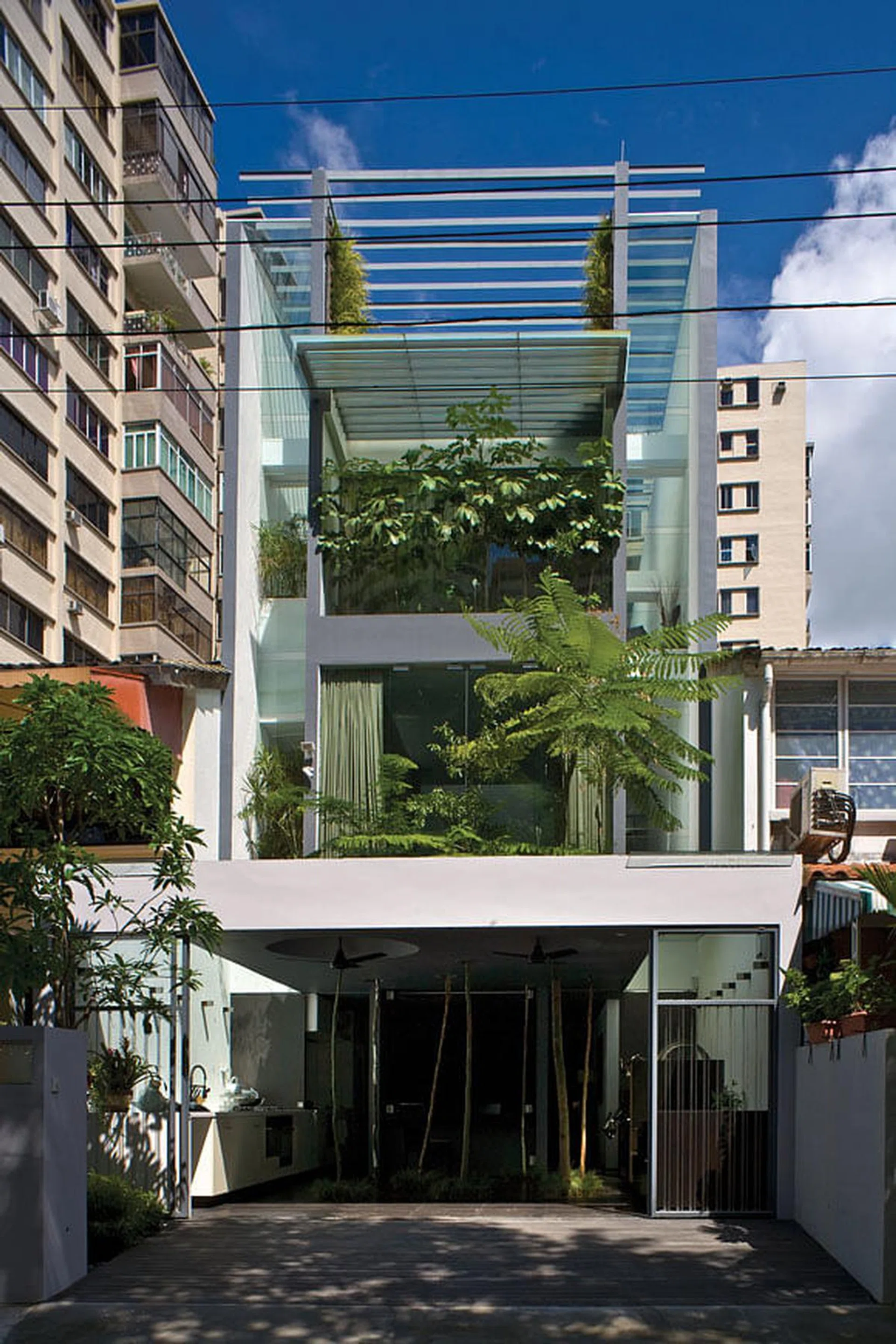 Longing to be closer to nature, the homeowner of this property approached established studio Chang Architects to design a forest home that would bring in elements of nature into its surroundings.