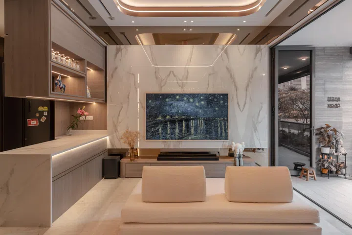 The living room was intentionally kept open, with no coffee table, so the space feels larger and movement remains easy for exercise, family life, and their husky.
