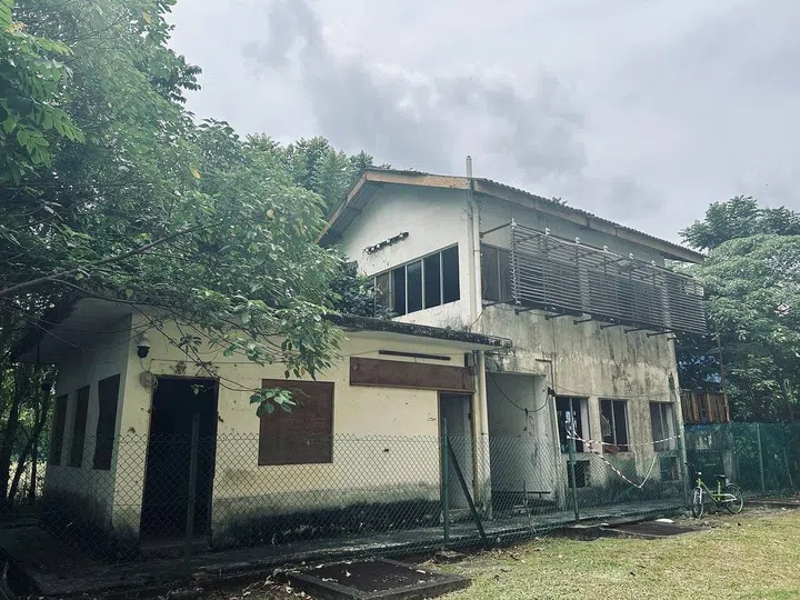 Fenced off abandoned building behind Kemuning. The fence wasn't enforced very well, anyone with the will could easily break in (not encouraging you guys to do it!). Image by Isabel Lim