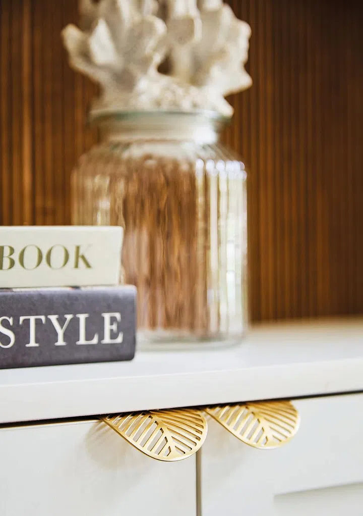 Rashi introduced
small touches of
gold throughout
the home, like
these leaf-shaped
handles.