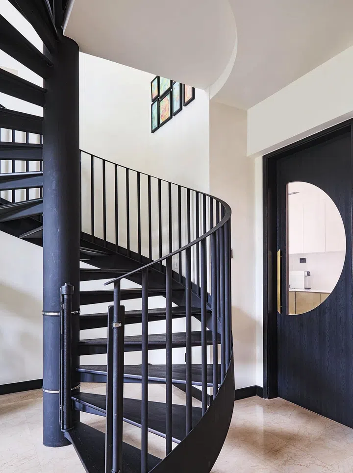 The spiral
staircase stands
out from the
light surfaces
in the area. The
look is also
balanced, thanks
to the kitchen
door also in
black.