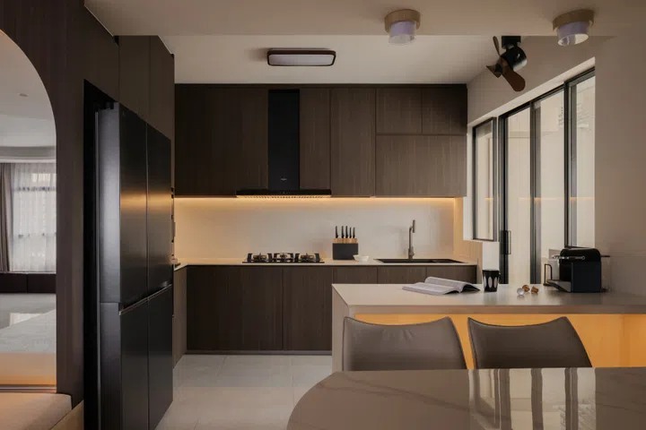 A classic kitchen work triangle allows Amirul to move effortlessly between the island, hob and refrigerator while remaining part of the conversation.