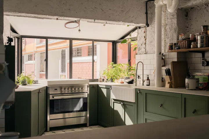 Indoor plants and herbs add more life to the kitchen and gel with its green colour palette. 