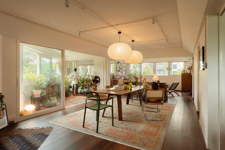 Walls were removed to connect the kitchen, dining, and living areas, establishing unobstructed sightlines across the flat.