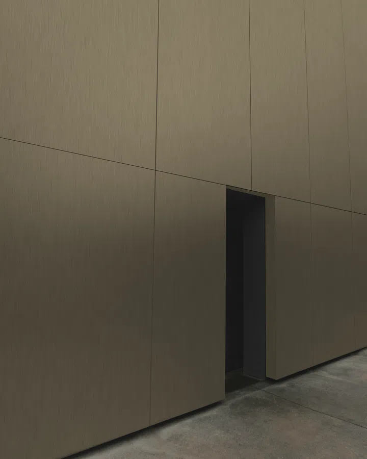 Artemetal Matt presents brushed metal surfaces resolved in a soft matt finish. The reduction of reflectivity tempers the linear brush pattern, giving the material a controlled, contemporary character.