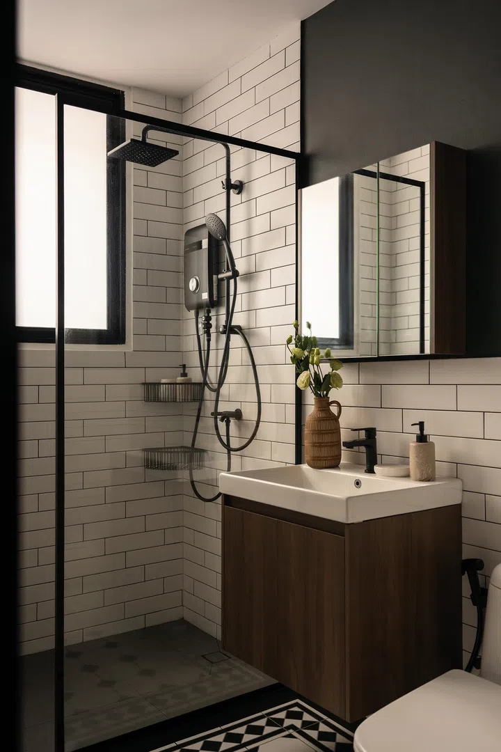 White tiles and black fittings deliver a crisp, monochrome colonial look.