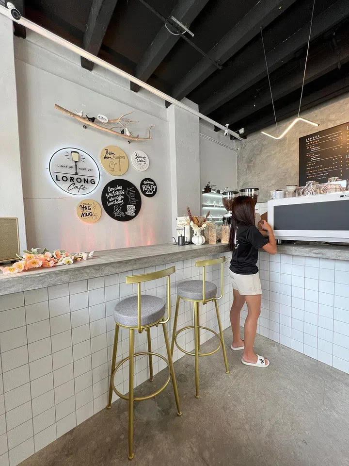 lorong cafe with industrial and warm interior