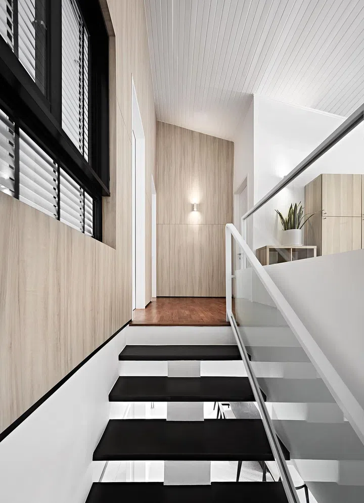 The existing
brown timber
ceiling was
given a coat
of white paint,
which totally
transforms the
space.