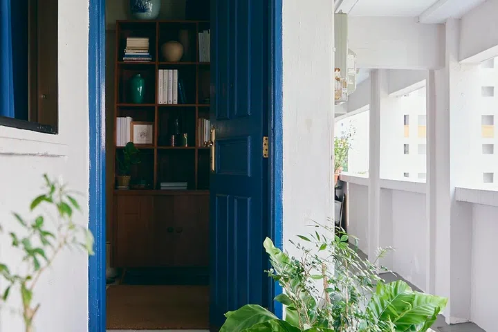 With no metal gate, the open doorway offers an immediate view into Hermsie’s home.