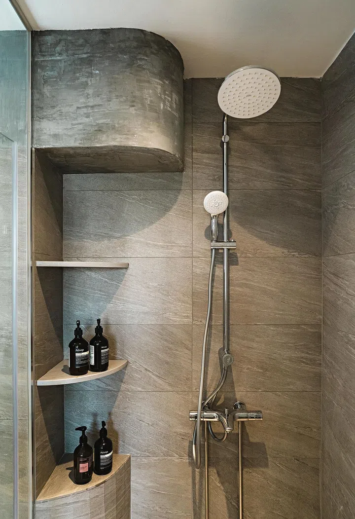 Wall tiles elevate
the feel of
the common
bathroom,
which was also
extended.