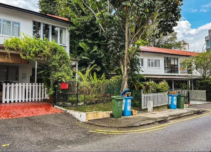 Chip Bee Gardens: Over 300 rental terraced houses by SLA!