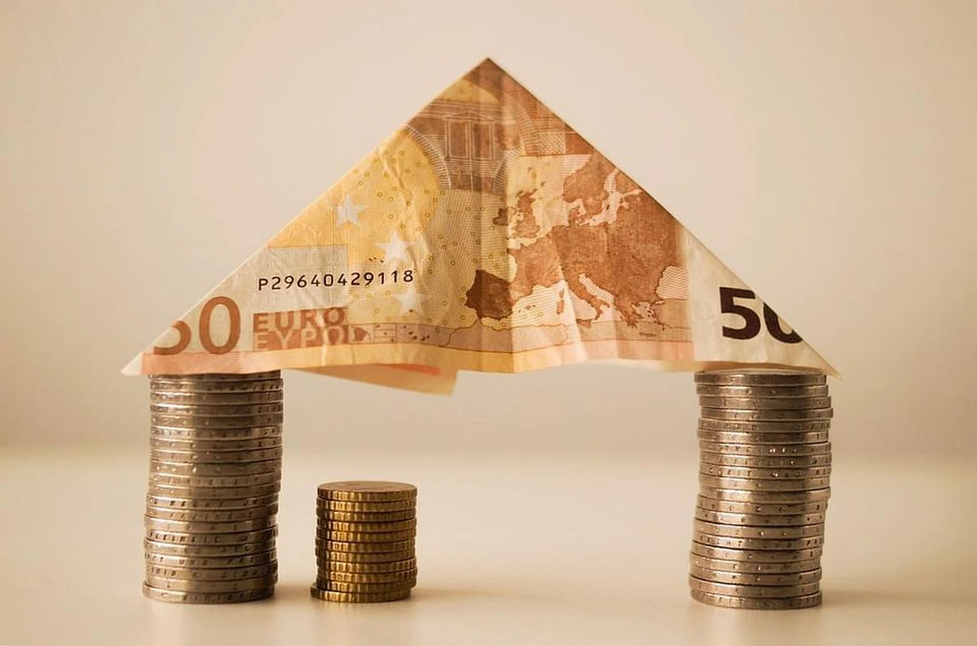 Stacks of coins and a folded bill. Bank mortgage loan. Image Pixabay