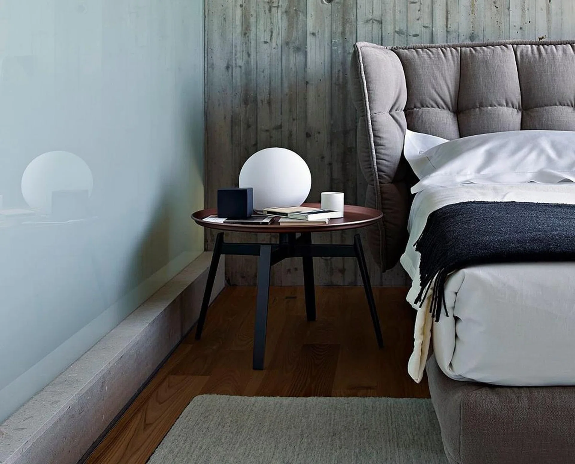 60216-bb_italia_husk_bed_and_side_table_both_by_patricia_urquiola_02