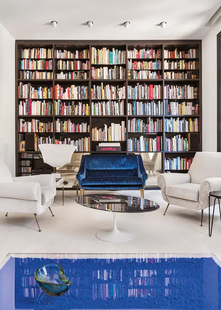 The Charles Ramos two-seat sofa upholstered with the Romeo & Giulietta Chine fabric by Dedar anchors the look in the sitting room.