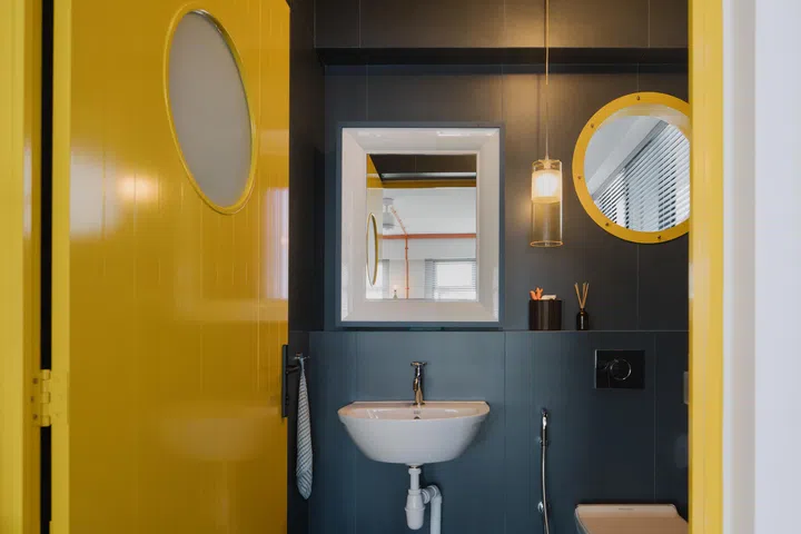 The common bathroom.