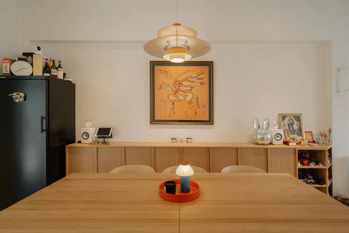 Running almost the entire length of the wall, the bespoke oak cabinetry provides generous concealed storage while allowing a curated collection of artworks and treasured objects to take centre stage.