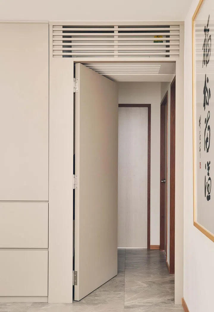 Door to the
private zone
of the home
features slatted
nook that
artfully conceals
the aircon unit.