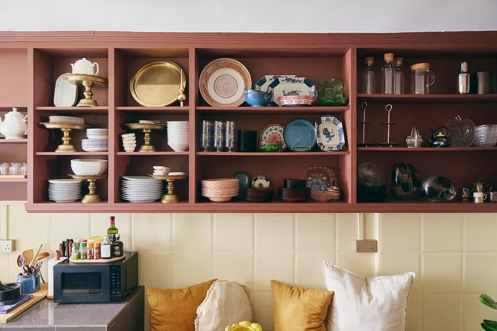 Open shelving displays everyday tableware, ready whenever Hermsie welcomes guests into his home.