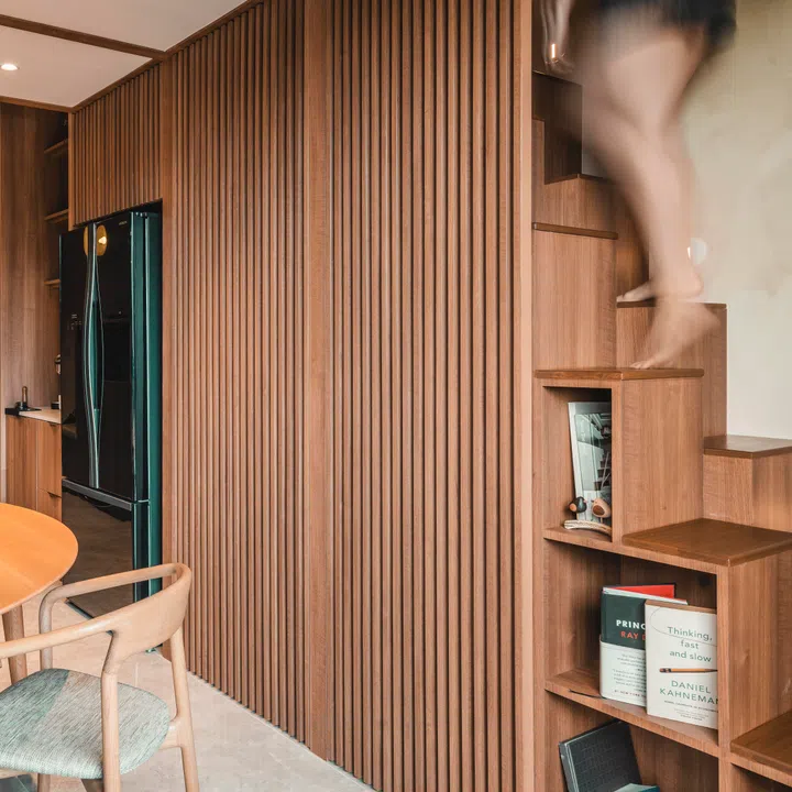 The witches stairs split the vertical climb into alternating steps, allowing the owners to reach the 2.42 m loft safely within a tight 1.8 m run—while doubling as storage and display.