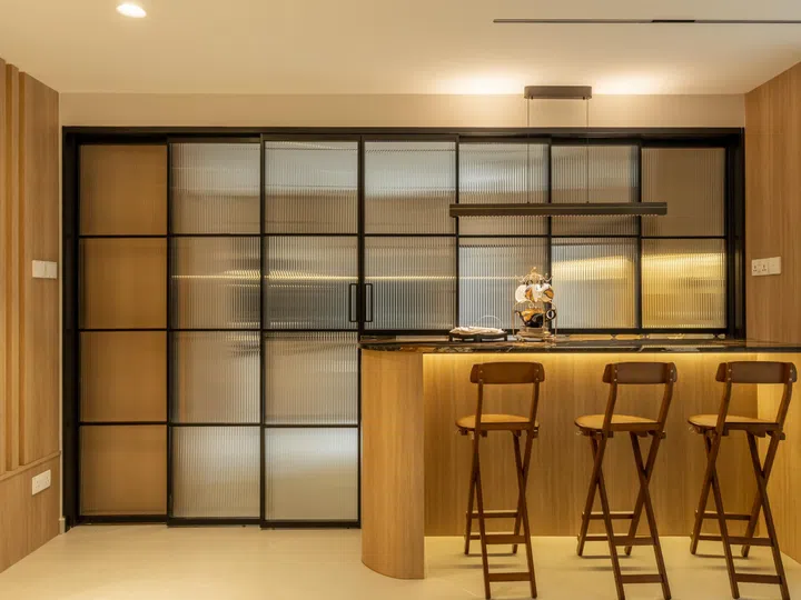 Mrs Kwee sourced a local glass vendor to create the partitioning. 