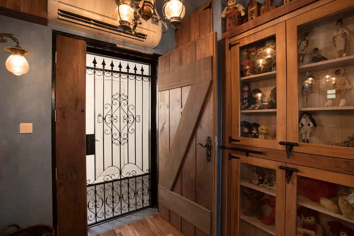 One of the most special parts of this home is undoubtedly its woodwork. 