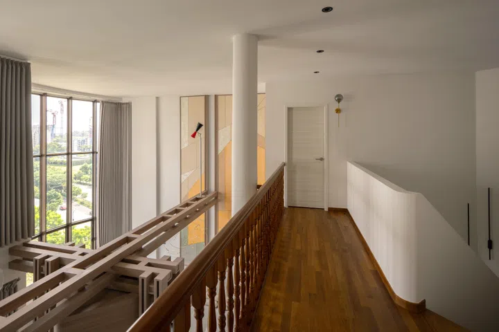 The preserved upper-level railing recalls a wooden bridge, introducing a quiet reference to the home’s Japanese influences.