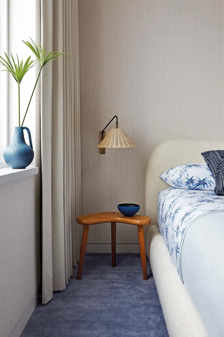 CB2 bed; Serena
& Lily sconce;
Phillip Jeffries
wallpaper;
Matouk bedding.