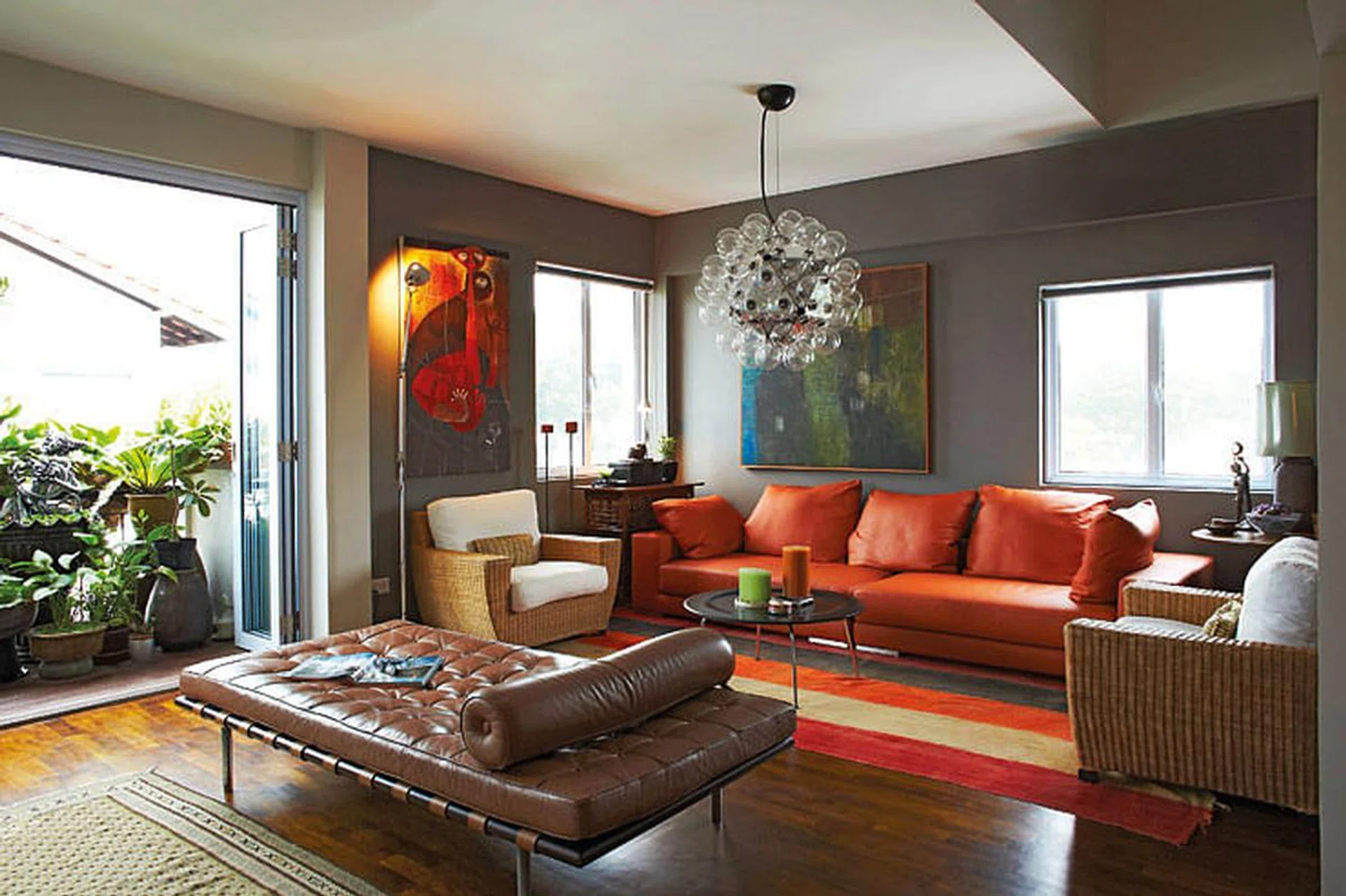 To give the living area a zap of colour, the owner selected artworks and furnishings that are bright and vibrant. Strong hues in the dining room create a nice contrast to the whitewashed kitchen.