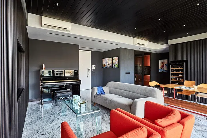 Most of the furniture were brought over from the homeowners’ previous apartment. They consulted with the design team, who managed to integrate the pieces into the new home. Even the orange arm chairs do not seem out of place despite the monochromatic scheme.