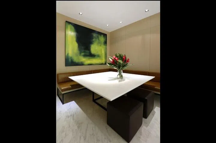 In the dining room a painting by Singaporean artist Andre Tan in shades of green exudes a feeling of calm.