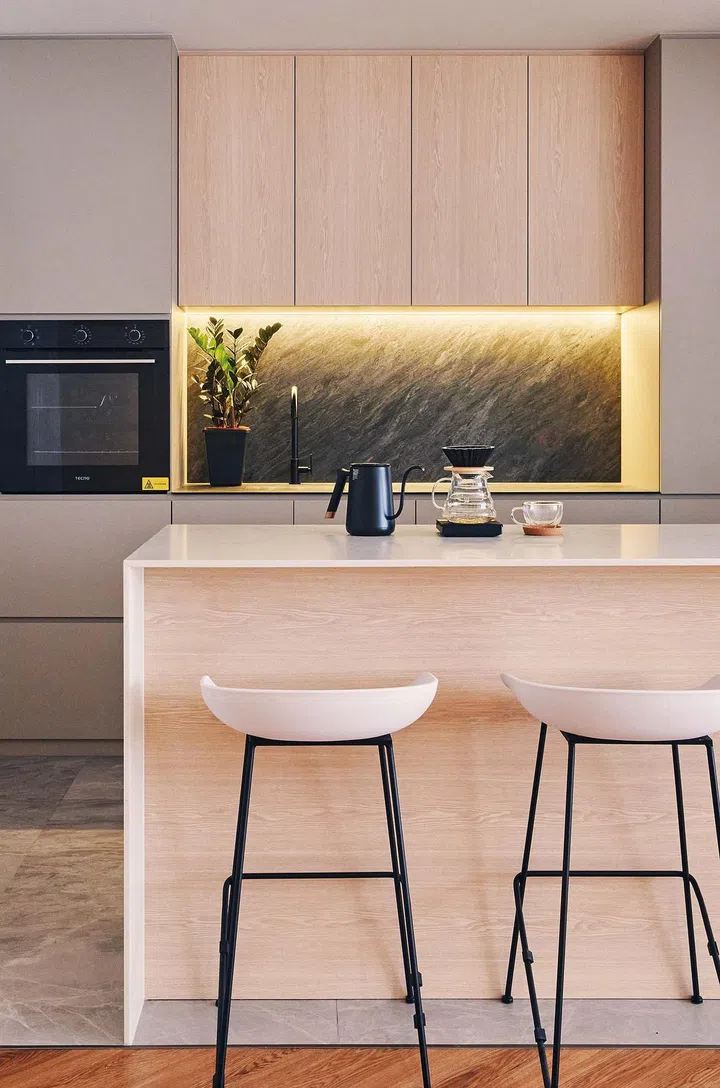 The kitchen
island functions
as breakfast
counter,
hangout coffee
spot, working
space and
learning space,
depending on