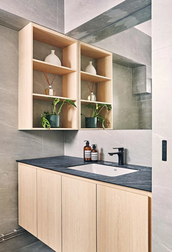 The material
palette are
kept consistent
throughout
the house,
comprising
pale woods and
monochromatic
shades.
