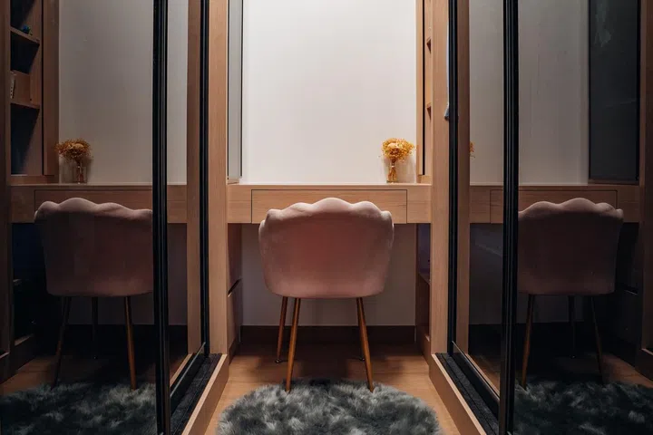 Space between wardrobes utilised as a vanity desk. Photo: Phan Min Er
