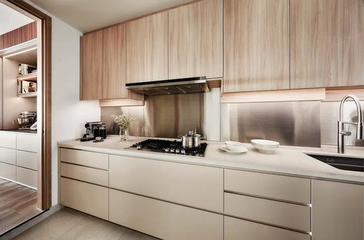 The dining area underwent extensive reconfiguration, which made it possible to introduce a new dry kitchen and bar to complement the dining experience.