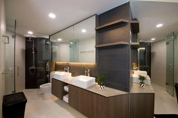 In the bathroom, textured cream-coloured flooring was paired with wood-lookalike cabinetry.