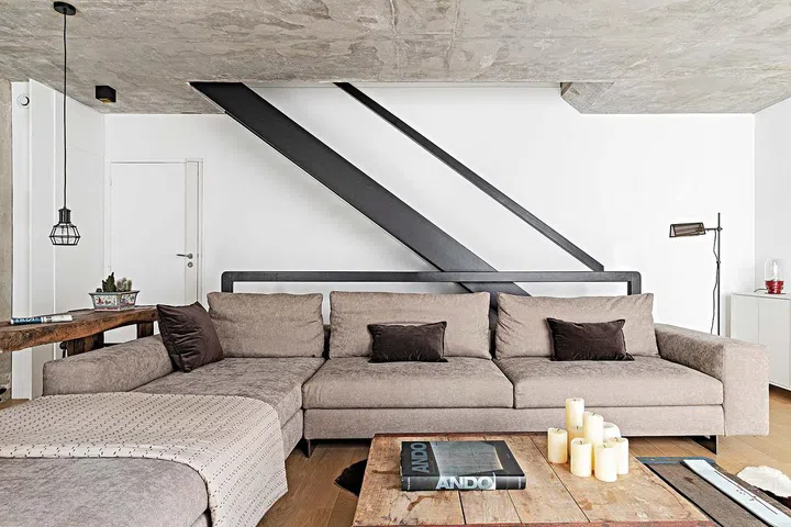 The simple design of the stairs and handrails allow them to blend in with the brutalist design of the home.