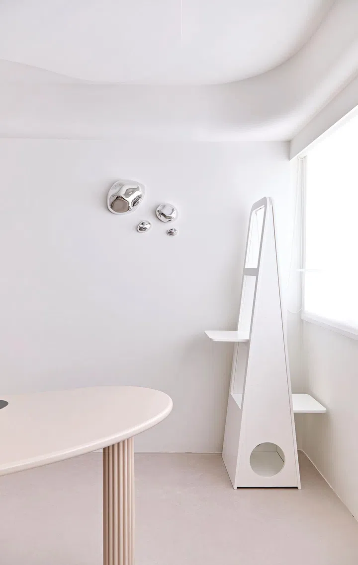 Another cat friendly feature - a sunbathing corner.