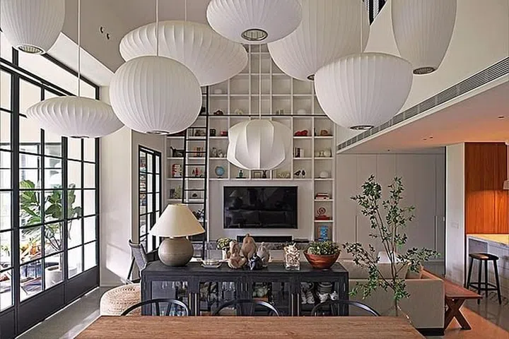 Credit: George Nelson Bubble lamps of varying sizes hang over the dining space. (Photo: Wynk Collaborative)
