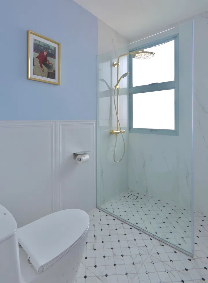 In the primary en suite, Dominic sourced a wainscoting-like tile: XS Sorico Bianco. 