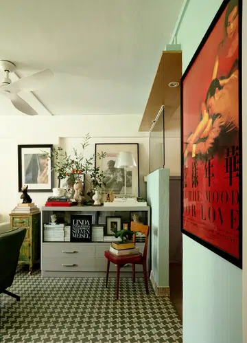 Calvin says that the old teak cabinet, which he houses his collection of fashion magazines, was salvaged from the disposal corner in his estate. He added a breath of fresh air with a coat of chalk paint. 