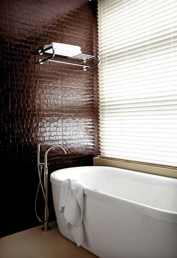 dark bathroom design