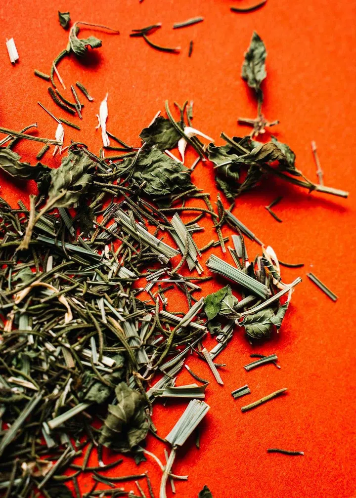 7 Best Natural Mosquito Repellent: Plants, Herbs, Dried Fruits (Photo Pexels Anna Tarazevich)