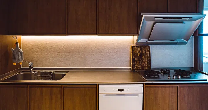 With woodgrain
upper and
bottom cabinets,
the kitchen
risks feeling
dark. Hidden
lighting adds to
the ambience
and ensures
sufficient
lighting for
tasks.