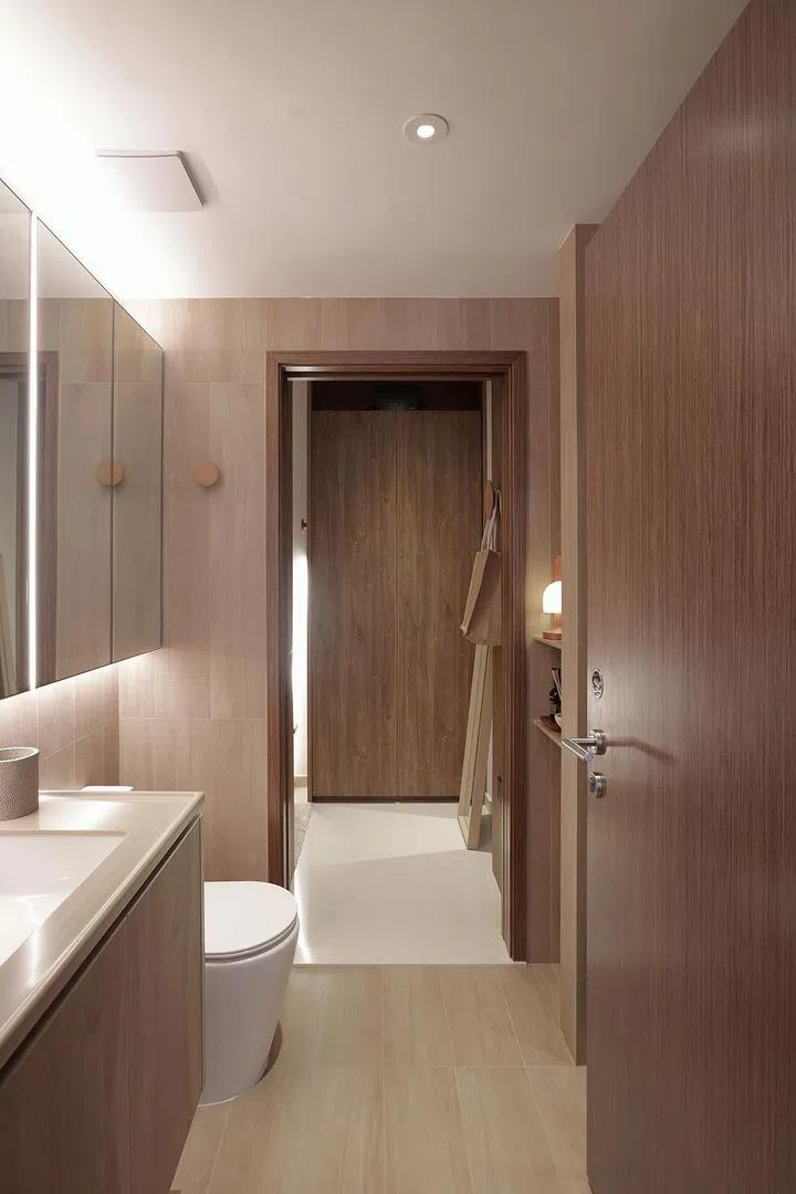 A makeover for the bathroom consists of new timber-looking flooring and wall tiles from Hafary, new sanitary ware fittings from Toto, and accessories.